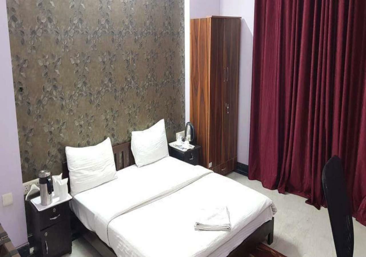 J P Residency Hotel Greater Noida Exterior photo